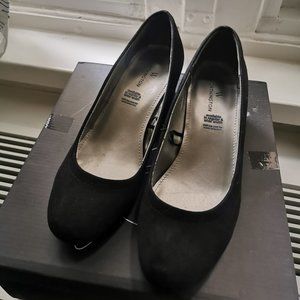 Low Heels black suede décolleté